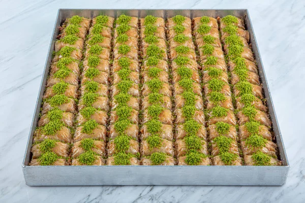 Fıstıklı baklava. Geleneksel Orta Doğu lezzetleri. Yerel adı Fistikli Baklava 'dır. Kapat.
