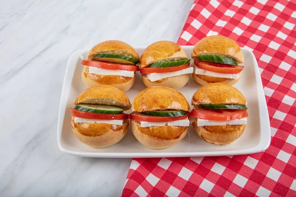 Mini Sanduíches Com Queijo Cheddar Tomate Pepino Creme Queijo Lanches — Fotografia de Stock