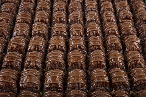 เบคลาวาแบบด งเด มของต ของหวานต อคโกแลต Baklava Pistachio อคโกแลต Baklava บนถาดบนพ — ภาพถ่ายสต็อก