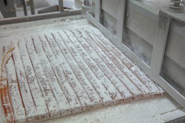 Türk Lokum Fabrikası. Çifte kavrulmuş Türk lokumu. Şekerleme fabrikası. tatlı üretimi.