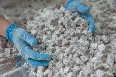 Türk Lokum Fabrikası. Çifte kavrulmuş Türk lokumu. Şekerleme fabrikası. tatlı üretimi.