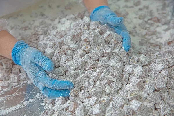 Türk Lokum Fabrikası. Çifte kavrulmuş Türk lokumu. Şekerleme fabrikası. tatlı üretimi.