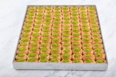 Bulbul Yuvası adında geleneksel Türk tatlıları, içinde ceviz ve fıstık tozu olan özel baklava, Türkçe adı 'Bulbul Yuvasi' olan şerbet tatlısı..