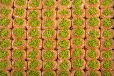 Bulbul Yuvası adında geleneksel Türk tatlıları, içinde ceviz ve fıstık tozu olan özel baklava, Türkçe adı 'Bulbul Yuvasi' olan şerbet tatlısı..