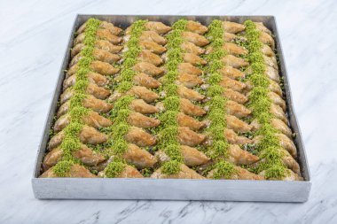 Pistachio Sobiyet Baklava. Türk Tatlısı Sobiyet Baklava ve Pistachio. Baklava 'nın yerel adı Kaymakli sobiyet.. 