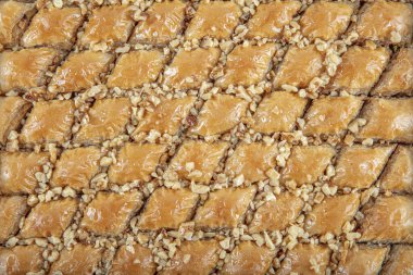 Ceviz Türk Tarzı Antep Baklava Sunumu. Türk mutfağından Baklava. El yapımı. Bir tepsi ceviz baklavası..