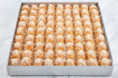 Fındıklı sütlü baklava fındıklı ve tepside süt ile servis edilir, Türk baklavası. Yerli adı Sutlu Nuriye baklava veya sütlü baklava.