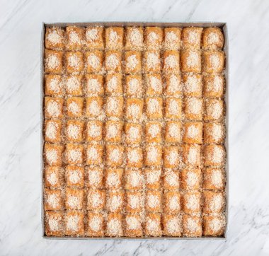 Fındıklı sütlü baklava fındıklı ve tepside süt ile servis edilir, Türk baklavası. Yerli adı Sutlu Nuriye baklava veya sütlü baklava.