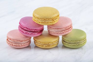 Renkli badem kurabiyesi ve pastel tonlu tatlı. Renkli Fransız badem kurabiyesi arka planı, farklı renklerde badem kurabiyesi. Lezzetli tatlı makarna..