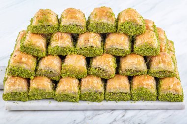 Mermer zemin üzerinde Türk tatlısı Dry Baklava. Türk hamur tatlısı baklavası. Ramazan ya da tatil tatlıları konsepti. Antep Baklavasi.