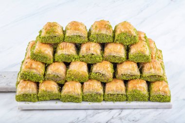 Mermer zemin üzerinde Türk tatlısı Dry Baklava. Türk hamur tatlısı baklavası. Ramazan ya da tatil tatlıları konsepti. Antep Baklavasi.