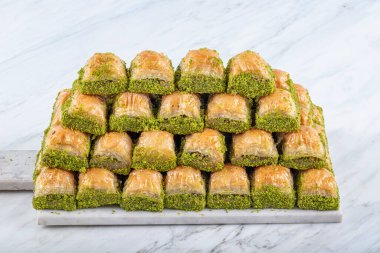Mermer zemin üzerinde Türk tatlısı Dry Baklava. Türk hamur tatlısı baklavası. Ramazan ya da tatil tatlıları konsepti. Antep Baklavasi.
