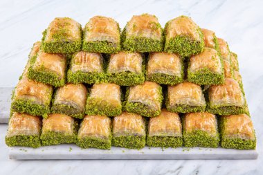 Mermer zemin üzerinde Türk tatlısı Dry Baklava. Türk hamur tatlısı baklavası. Ramazan ya da tatil tatlıları konsepti. Antep Baklavasi.