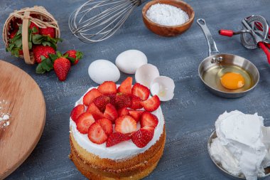 Pasta pişirmek için gerekli malzemeler. Pişirme arka plan afişi. Koyu kırsal bir masada hamur pişirmek için çeşitli malzemeler. Çikolatalı kek ve kurabiye tarifi. Üst manzara, düz uzanma