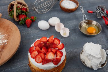 Pasta pişirmek için gerekli malzemeler. Pişirme arka plan afişi. Koyu kırsal bir masada hamur pişirmek için çeşitli malzemeler. Çikolatalı kek ve kurabiye tarifi. Üst manzara, düz uzanma