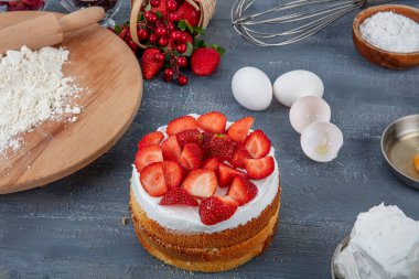Pasta pişirmek için gerekli malzemeler. Pişirme arka plan afişi. Koyu kırsal bir masada hamur pişirmek için çeşitli malzemeler. Çikolatalı kek ve kurabiye tarifi. Üst manzara, düz uzanma