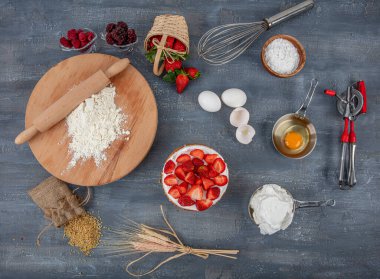 Pasta pişirmek için gerekli malzemeler. Pişirme arka plan afişi. Koyu kırsal bir masada hamur pişirmek için çeşitli malzemeler. Çikolatalı kek ve kurabiye tarifi. Üst manzara, düz uzanma