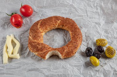 Yakın çekim iştah açıcı ve susam ve keten tohumlu gevrek simit. Ev yapımı sıcak pişmiş yiyecekler. Kurabiye kağıdına benzetiyorum. Evde yemek pişir. Boşluğu kopyala