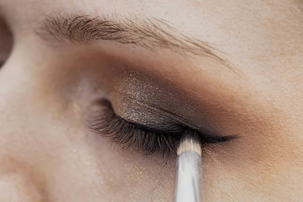 Makeup Artist Applies Eyeshadow Beautiful Woman Face Hand Makeup Master — Stock Photo, Image