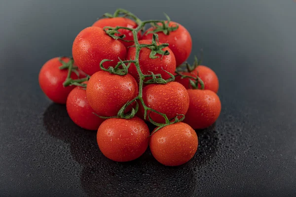 Schöne Frische Weintomaten Kirschen Mit Wassertropfen Roh Ganz Und Halbiert — Stockfoto