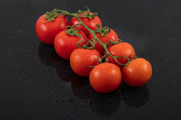 Schöne Frische Weintomaten Kirschen Mit Wassertropfen Roh Ganz Und Halbiert — Stockfoto