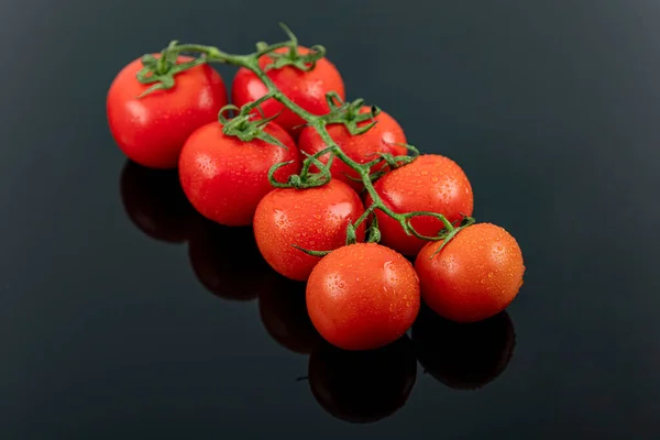 Belos Tomates Frescos Videira Cereja Com Gotas Água Cruas Inteiras — Fotografia de Stock