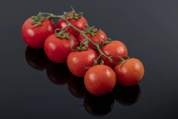 Belles Tomates Fraîches Vigne Cerise Avec Des Gouttes Eau Crues — Photo