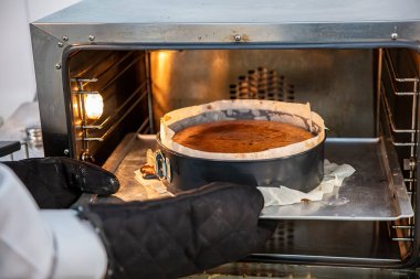 Ev yapımı ev yapımı Bask peynirli keki. Kızarmış San Sebastian keki fırında hazır. Tarta de Queso. Adım adım tarif et.