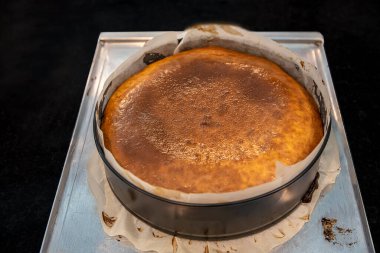 Ev yapımı ev yapımı Bask peynirli keki. Kızarmış San Sebastian keki fırında hazır. Tarta de Queso. Adım adım tarif et.