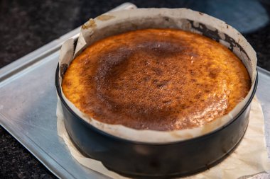 Ev yapımı ev yapımı Bask peynirli keki. Kızarmış San Sebastian keki fırında hazır. Tarta de Queso. Adım adım tarif et.