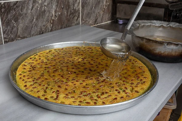 Kadayif Dessert Pistachio Tray Kadaif Workshop Chef Pours Sherbet Newly — Stock Photo, Image