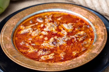 Kuzu eti, pirinç, doğranmış sarımsak ve salatalı sirke soslu Türk Çorbası. Geleneksel Organik Yemekler. Türkiye 'nin Gaziantep kentinin geleneksel çorbası.