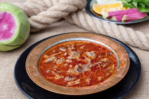 Türkische Suppe Beyran Mit Lammfleisch Reis Gehacktem Knoblauch Und Essigsoße — Stockfoto