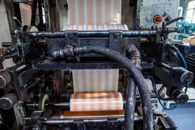 Kesme bıçaklı rotary die makinası. Koli bandı üretimi. Koli bandı imalatı, CMYK baskı imalatı. Sanayi ve teknoloji kavramı