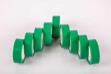 Beyaz arka planda farklı renklerde elektrik bandı (yalıtılmış elektrik bandı), beyaz arkaplanda elektrik için yapışkan bant