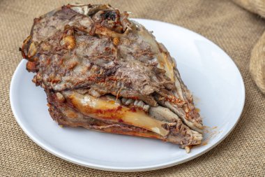 Hindi ulusal mutfağı kuzu eti ve et. Kızarmış kuzu kafası (koyun kafası rostosu))