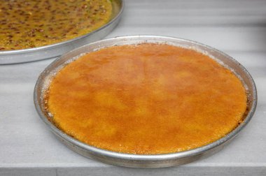 Sıcak tatlı olarak yenen Türk kunefe, kunafa, fıstık tozu ve peynir..