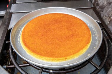 Sıcak tatlı olarak yenen Türk kunefe, kunafa, fıstık tozu ve peynir..