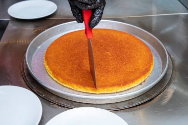 Sıcak tatlı olarak yenen Türk kunefe, kunafa, fıstık tozu ve peynir..