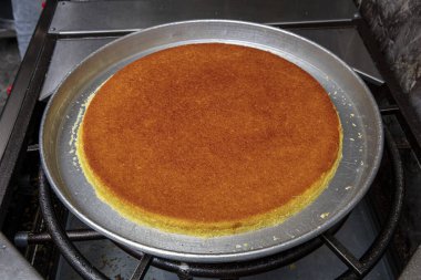 Sıcak tatlı olarak yenen Türk kunefe, kunafa, fıstık tozu ve peynir..