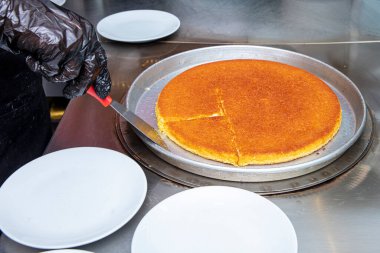 Sıcak tatlı olarak yenen Türk kunefe, kunafa, fıstık tozu ve peynir..