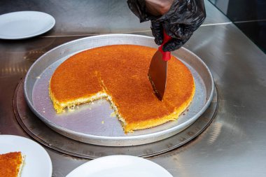 Sıcak tatlı olarak yenen Türk kunefe, kunafa, fıstık tozu ve peynir..