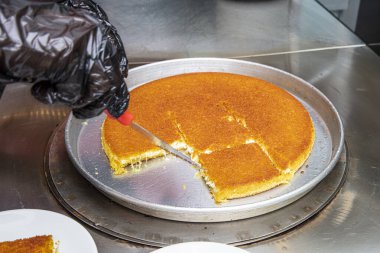 Sıcak tatlı olarak yenen Türk kunefe, kunafa, fıstık tozu ve peynir..