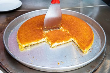 Sıcak tatlı olarak yenen Türk kunefe, kunafa, fıstık tozu ve peynir..