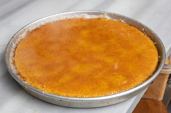 Sıcak tatlı olarak yenen Türk kunefe, kunafa, fıstık tozu ve peynir..