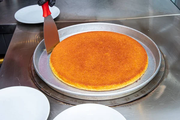 Sıcak tatlı olarak yenen Türk kunefe, kunafa, fıstık tozu ve peynir..