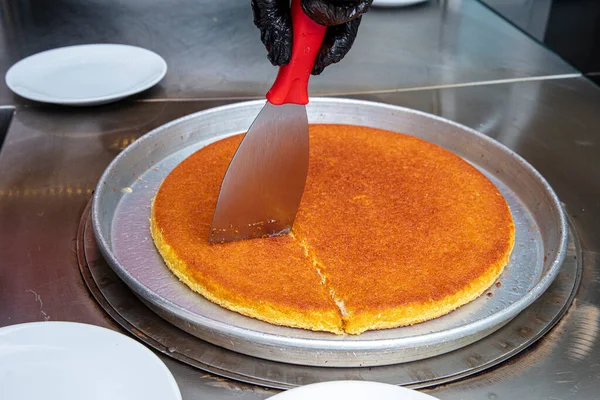 Sıcak tatlı olarak yenen Türk kunefe, kunafa, fıstık tozu ve peynir..