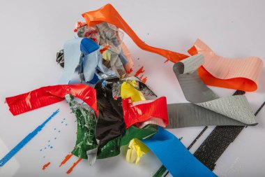 Renkli koli bandı. Beyaz arka planda renkli gökkuşağı renkli yapışkan bant ruloları. Renkli yapıştırıcı bant, izolasyon bantları, yapıştırıcılar, ev onarımı için aksesuarlar ve iş yeri tamir aletleri