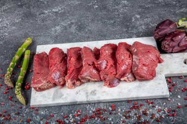 Biftek ham. Barbekü kaburga eti, yaşlı Wagyu ekşili kuru. Çeşitli ham Kara Angus Başbakan eti biftek pala, Striploin, kaburga, bonfile fileto mignon