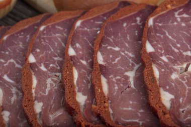 Türk pastırması, sığır pastırması dilimlenmiş Pastirma veya Türk pastırması kurutulmuş et olarak bilinir. Türk pastırması, pastırma (kayseri pastirma )